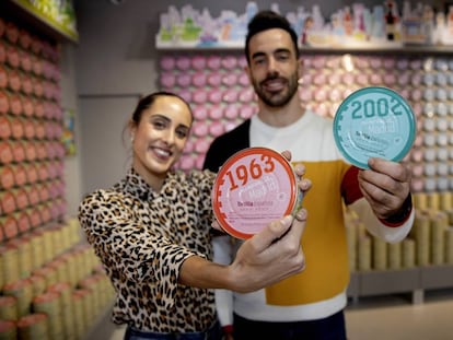 Guillermo y Patricia, en el establecimiento 'Memories of Madrid', en la plaza Mayor. 