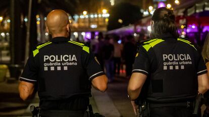 Agentes de la Guardia Urbana de Barcelona patrullan en Barcelona, en agosto.