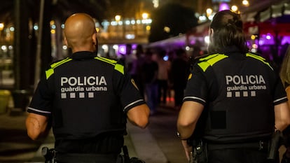 Agentes de la Guardia Urbana de Barcelona patrullan en Barcelona.