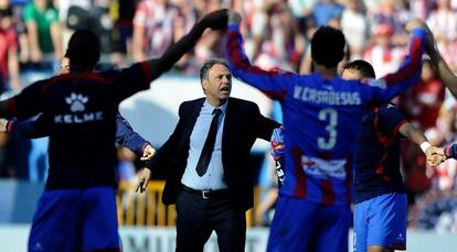 Caparr&oacute;s, junto a sus jugadores, tras vencer al Atl&eacute;tico en Liga.