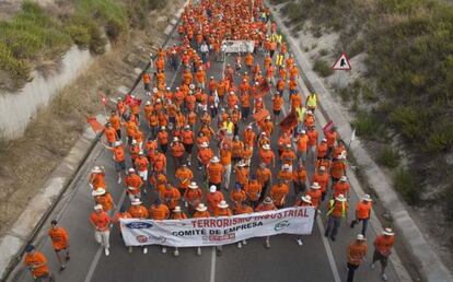 Marcha de los trabajadores de Visteon desde la factoría hasta el Ayuntamiento de El Puerto.