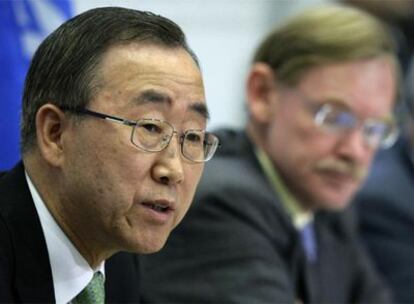 Ban Ki-Moon, junto a Robert Zoellick, durante la rueda de prensa en Berna.
