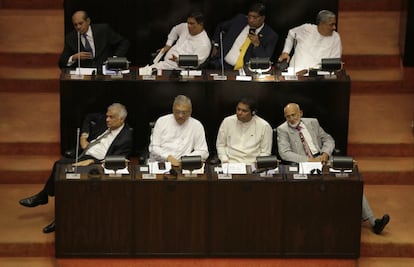 El derrocado primer ministro de Sri Lanka, Ranil Wickeremesinghe, abajo a la izquierda, asiste a una sesión parlamentaria en Colombo.
