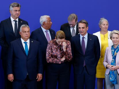 El primer ministro de Hungría, Viktor Orbán, abajo a la izquierda, y la presidenta de la Comisión, Ursula Von Der Leyen, a la derecha, junto a varios de los mandatarios en Granada el pasado octubre.