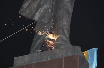 Para lograr derribar el monumento, los manifestantes han trepado hasta la base de la estatua y han serrado las piernas.