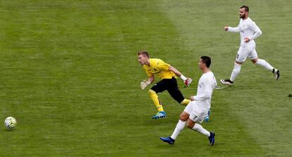 El delantero portugués del Real Madrid Cristiano Ronaldo (2d) marca el quinto gol del equipo frente al portero del Getafe, Vicente Guaita (c).