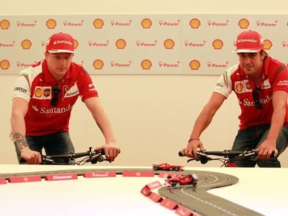 Kimi Raikkonen y Fernando Alonso, en un acto de Ferrari