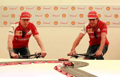 Kimi Raikkonen y Fernando Alonso, en un acto de Ferrari