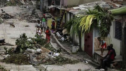 Escombros y arbolado que el hurac&aacute;n Sandy provoc&oacute; en Santiago de Cuba en 2012.