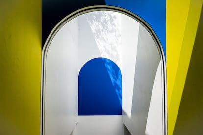 Una obra del artista francés Daniel Buren en la galería Hilario Galguera.