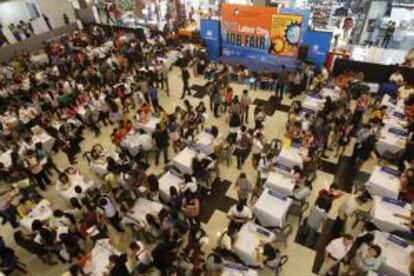 Varios filipinos asisten a una feria de trabajo durante la celebración del Día Internacional del Trabajo en un centro comercial de Manila, Filipinas.