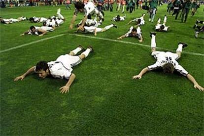 Los jugadores madridistas, con Raúl y McManaman al frente, se arrojan al césped en una demostración de alegría.