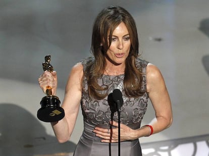 Kathryn Bigelow recoge su Oscar por 'En tierra hostil' en 2010.