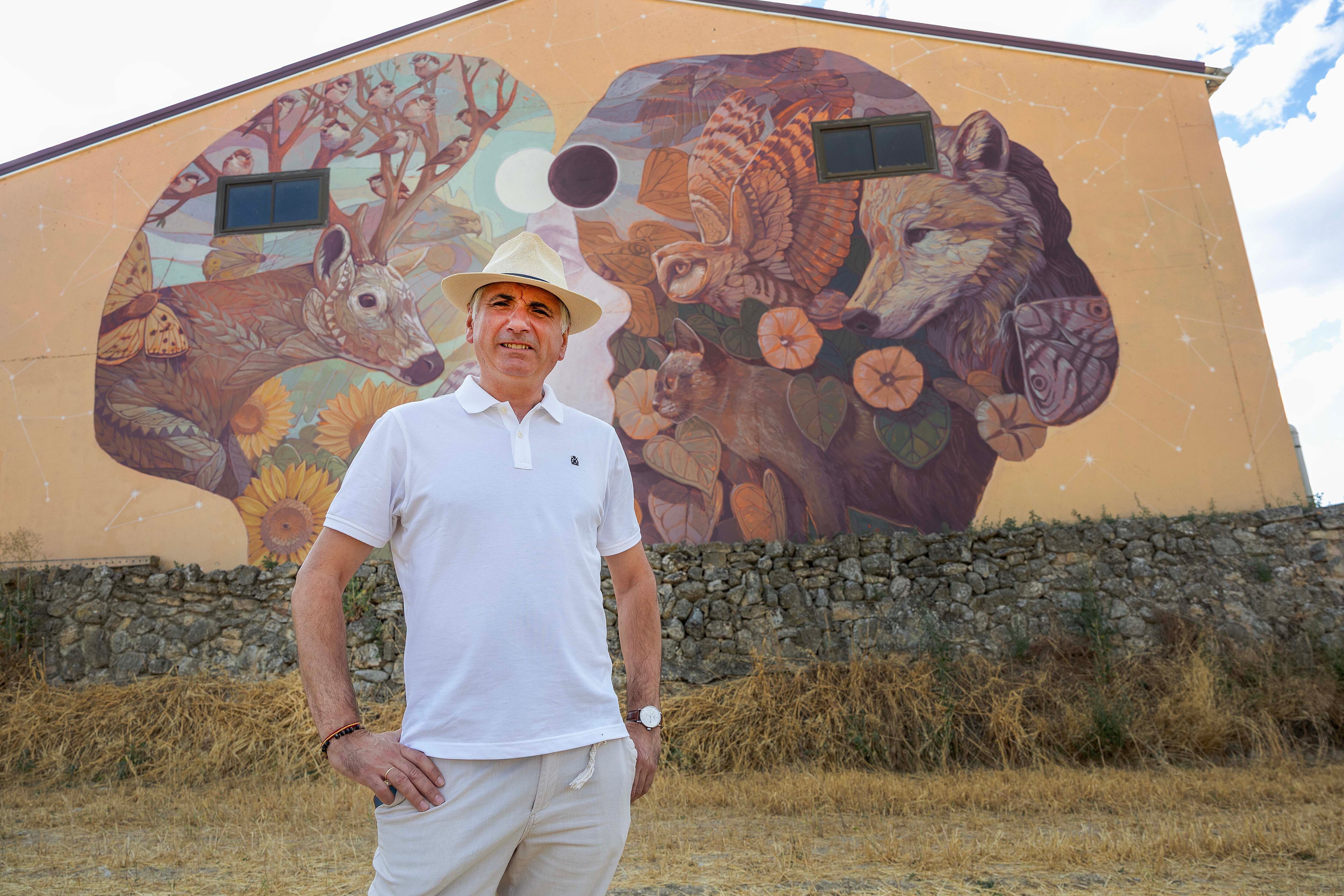 Óscar Alonso, alcalde de Lodoso, junto a un graffiti sobre el eclipse. 