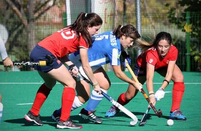 Un instante de un partido de hockey femenino, en Madrid.