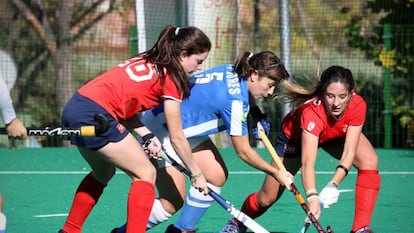 Un instante de un partido de hockey femenino, en Madrid.