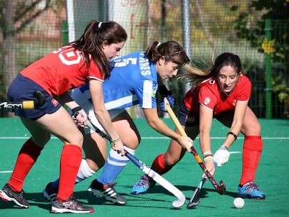 Un instante de un partido de hockey femenino, en Madrid.