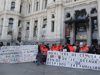 Concentraci&oacute;n de los trabajadores de Cemusa en la protesta en la plaza de Cibeles en protesta por el expediente de regulaci&oacute;n de Empleo(ERE) que afecta a 167 personas, el 80 % de la plantilla