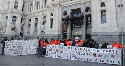 Concentración de los trabajadores de Cemusa en la protesta en la plaza de Cibeles en protesta por el expediente de regulación de Empleo(ERE) que afecta a 167 personas, el 80 % de la plantilla