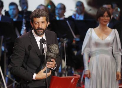 El guionista y director Alberto Rodríguez recibe el Goya al mejor guión adaptado por su película 'El hombre de las 1000 caras'.