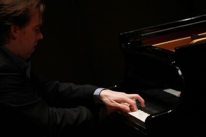 El pianista austríaco Ingolf Wunder ensaya antes de una actuación durante la International Piano Series 2013-14 en el Queen Elizabeth Hall el 20 de marzo de 2014 en Londres, Reino Unido