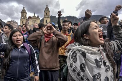 Un grupo de manifestantes grita consignas durante la huelga general contra el Gobierno del presidente Iván Duque en Bogotá (Colombia). Esta es la segunda huelga nacional en siete días de protestas contra los cambios propuestos en las leyes laborales y de pensiones en Colombia.