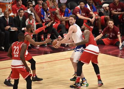LWS156. Toronto (Canada), 14/02/2016.- Chicago Bulls player and East Team member Pau Gasol (C) of Spain goes up against multiple West players in the second half of the 2016 NBA All-Star game at the Air Canada Centre in Toronto, Ontario, Canada, 14 February 2016. This is the first time the NBA All-Star game has been held outside the United States. (España, Baloncesto) EFE/EPA/WARREN TODA CORBIS OUT