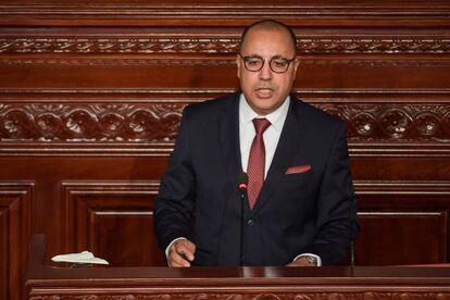 Hichem Mechichi, nuevo primer ministro de Túnez, durante su intervención este martes en el Parlamento.