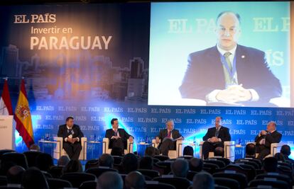 Mesa "Experiencias empresariales" con la participación de: Sebastien Lahaie, Director ejecutivo de Abbeyfield Group y director de Sudameris Bank; Ignacio Ibarra, presidente de Fujikura Automotive Sudamérica S.A.; Belarmino Fernández, presidente del Grupo Arcallana y James Spalding, director general paraguayo de Itaipú Binacional. José Manuel Calvo (c), subdirector de EL PAÍS, ejerce de moderador.