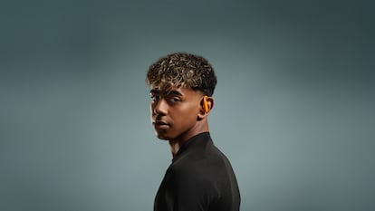 Lamine Yamal fotografiado con sus Powerbeats Pro 2.