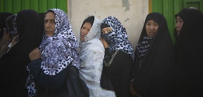 Mujeres afganas se registran para votar el martes en una escuela de Kabul.