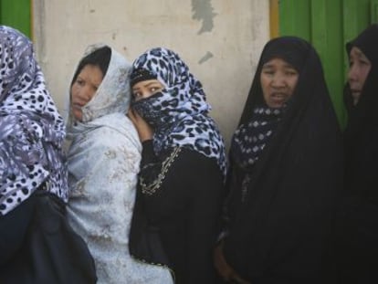 Afegãs se inscrevem para votar em uma escola de Cabul.