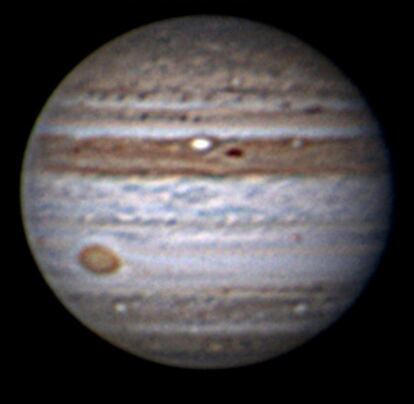 La Gran Mancha Roja de Júpiter, una tormenta permanente (a la izquierda abajo en la imagen), sigue viéndose unque se haya desvanecido el cinturón ecuatorial Sur.