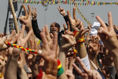 Kurdos celebran el Año Nuevo Persa en Diyarbakir (Turquía). La petición de paz y desarme hecha por el líder del grupo armado Partido de los Trabajadores del Kurdistán (PKK), Abdullah Öcalan, llega tras dos años marcados por una actividad guerrillera constante y sangrienta.