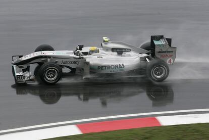 El piloto de Mercedes consigue salir vivo del torrencial de agua y lucha hasta el último momento por la 'pole'.