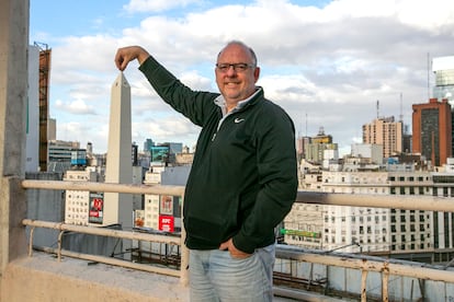 Diego Sethson posa junto al Obelisco desde la terraza del chalé que mandó a construir su bisabuelo, en Buenos Aires, el 31 de Octubre de 2022.
