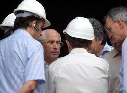 Rafael Miranda, de frente, consejero delegado de Endesa, visitó ayer la subestación de Maragall.