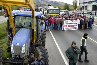 Los agricultores se han lanzado a las carreteras con sus tractores para pedir más ayudas ante la subida del gasóleo. Las conversaciones con el ministerio de Agricultura fracasaron tras más de diez horas de negociación. La imagen corresponde a la protesta en Pamplona.