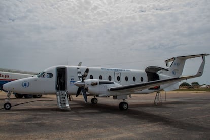 El servicio de transporte aéreo humanitario de las Naciones Unidas (UNHAS) cubre el 80% de las necesidades básicas del Programa Mundial de Alimentos en lo relacionado con la aviación. El avión de la imagen acaba de aterrizar en Diffa, una región del sureste de Níger, justo en la frontera con Nigeria, donde el terrorismo de Boko Haram y la pobreza estructural complican mucho la existencia de sus habitantes. 