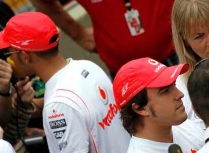 Hamilton, a la izquierda, se cruza con Alonso ayer en Interlagos.