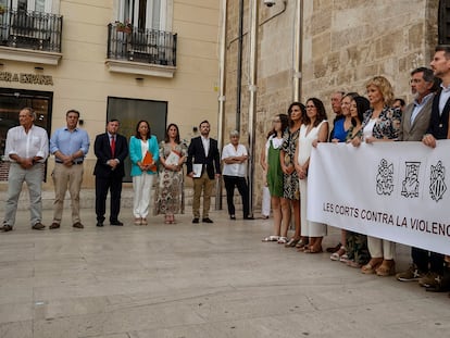 La presidenta de la Corts, Llanos Massó, y el resto de su grupo (al fondo de la imagen), junto a la pancarta de condena por el crimen machista de este domingo en Antalla.