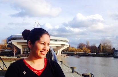 Irene Miramontes, fotografiada ante uno de los lagos de la Universidad de York. Es mexicana y trabaja como coordinadora en la asociación Justicia para Nuestras Hijas, que lucha contra los feminicidios en Chihuahua. Tiene 29 años."Empecé como voluntaria. Pero esto se ha convertido en mi pasión, en mi vida". Para estudiar Relaciones Internacionales tuvo que limpiar casas y trabajar en una maquiladora muy lejos de su pueblo natal.