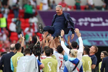 Los jugadores de Irán mantean a su seleccionador, Carlos Queiroz, tras la victoria ante Galés en el estadio Bin Ali, en Qatar, el pasado viernes.