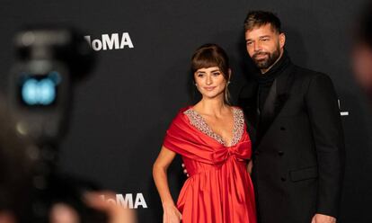 Penélope Cruz y Ricky Martin, que trabajaron juntos en la serie 'Gianni Versace: American Crime Story', posan juntos en el MoMa de Nueva York.