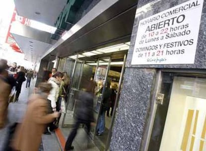 Varias personas entran en El Corte Inglés de Preciados, que permaneció abierto ayer.