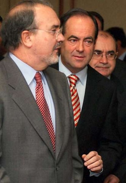 Pedro Solbes (izquierda), junto a José Bono antes de la conferencia.