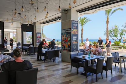 La nueva sucursal de The Halfway House está en primera línea de la playa de Poniente y cuenta con una terraza fresca con vistas al mar, en Benidorm.