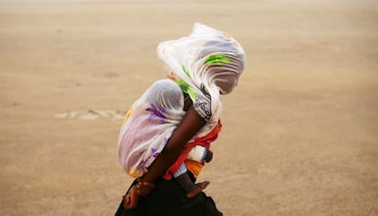 Una madre con su beb&eacute; en una tormenta de arena en Tombuct&uacute;.