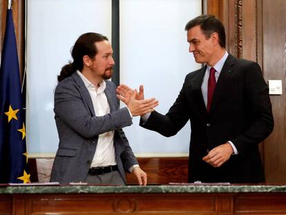 El candidato a la investidura, Pedro Sánchez, y el líder de Podemos, Pablo Iglesias, tras el acto de firma del acuerdo programático con las principales medidas que tomará el futuro Gobierno de coalición.