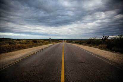 Carretera de Piedras Negras a Nuevo Laredo. A pesar de la regularización del asilo en Estados Unidos, miles de migrantes siguen sufriendo y viviendo en pésimas condiciones en México. Nunca se han aplicado unas políticas migratorias que garanticen la protección y asistencia humanitaria que necesitan las poblaciones en tránsito hacia Estados Unidos.